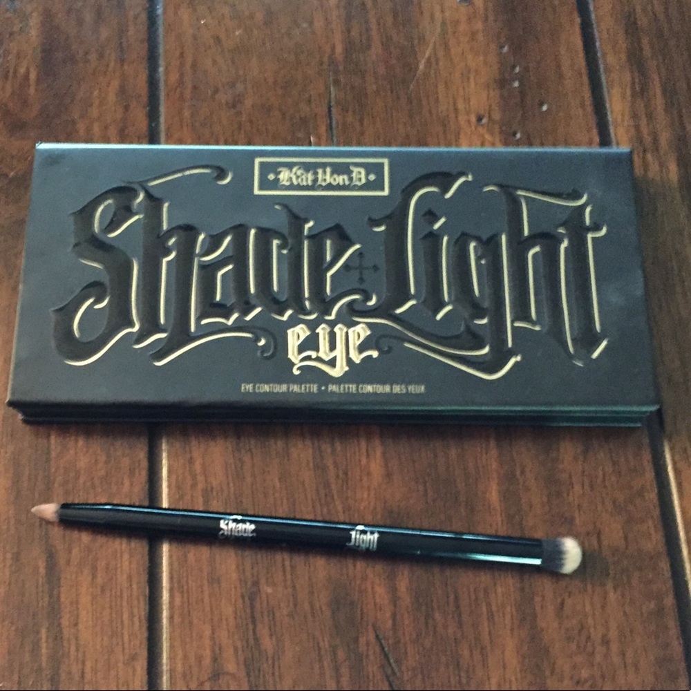 Shade and light eye palette w/ double ended brush